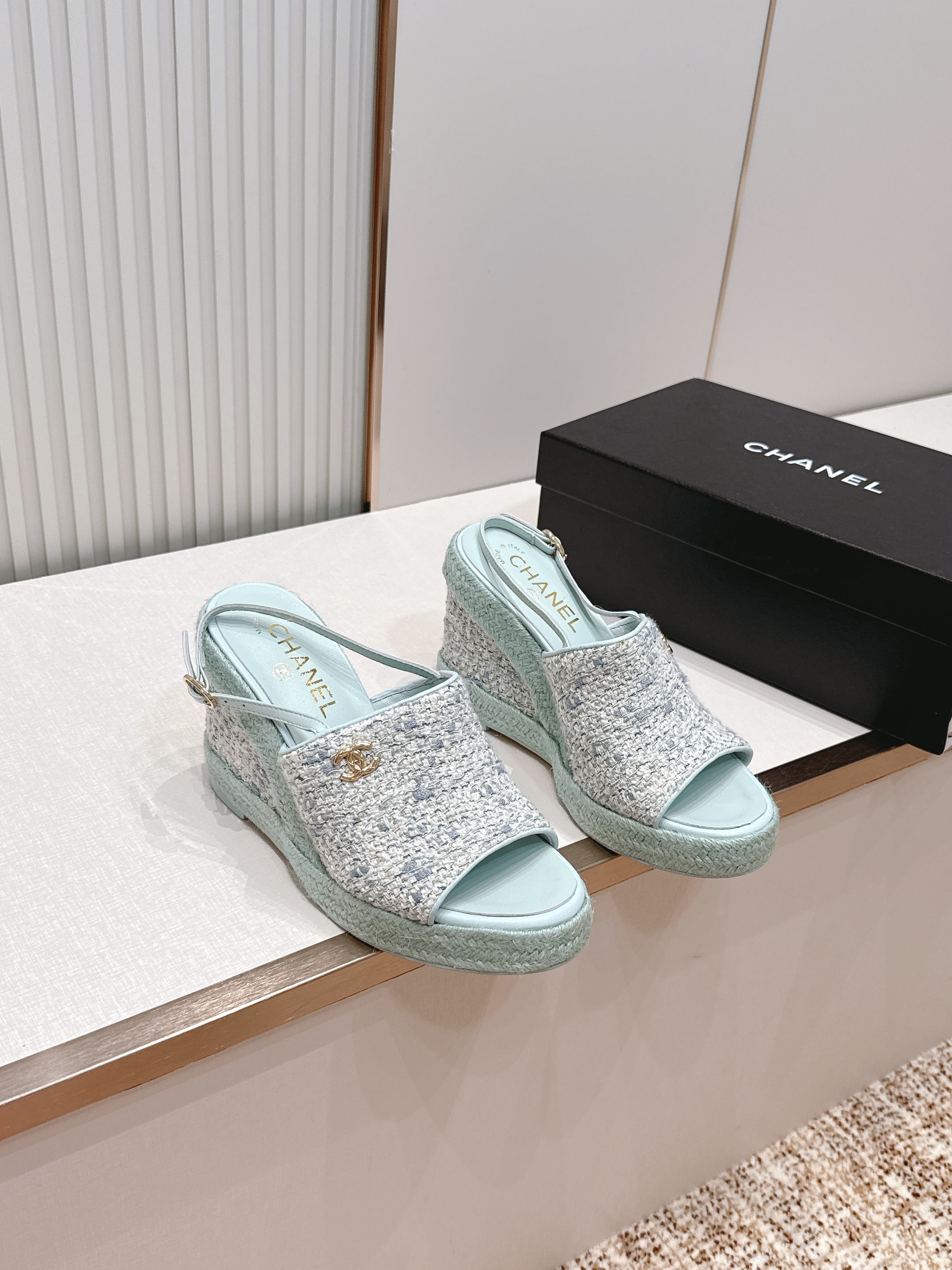chanel 香奈儿坡跟凉拖，优质皮革+金属双C标志，品牌感满满✨。编织坡跟设计，增高又舒适，日常或度假