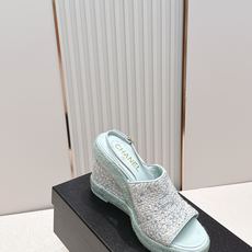chanel 香奈儿坡跟凉拖,优质皮革+金属双C标志,品牌感满满✨。编织坡跟设计,增高又舒适,日常或度假 chanel 香奈儿坡跟凉拖,优质皮革+金属双C标志,品牌感满满✨。编织坡跟设计,增高又舒适,日常或度假