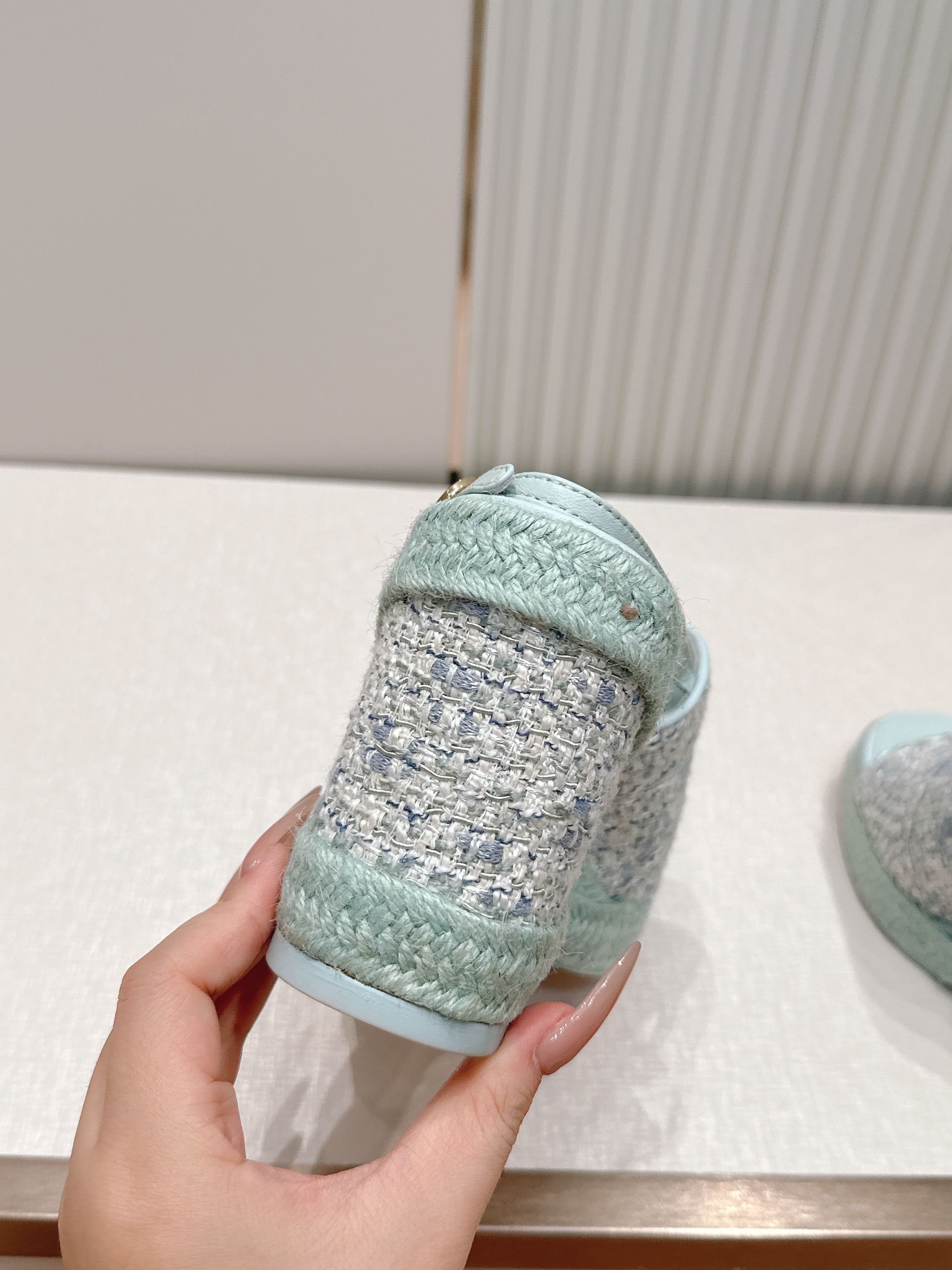 chanel 香奈儿坡跟凉拖,优质皮革+金属双C标志,品牌感满满✨。编织坡跟设计,增高又舒适,日常或度假 chanel 香奈儿坡跟凉拖,优质皮革+金属双C标志,品牌感满满✨。编织坡跟设计,增高又舒适,日常或度假