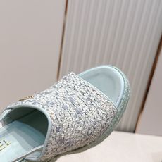 chanel 香奈儿坡跟凉拖,优质皮革+金属双C标志,品牌感满满✨。编织坡跟设计,增高又舒适,日常或度假 chanel 香奈儿坡跟凉拖,优质皮革+金属双C标志,品牌感满满✨。编织坡跟设计,增高又舒适,日常或度假