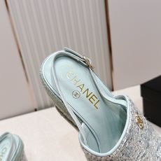 chanel 香奈儿坡跟凉拖,优质皮革+金属双C标志,品牌感满满✨。编织坡跟设计,增高又舒适,日常或度假 chanel 香奈儿坡跟凉拖,优质皮革+金属双C标志,品牌感满满✨。编织坡跟设计,增高又舒适,日常或度假