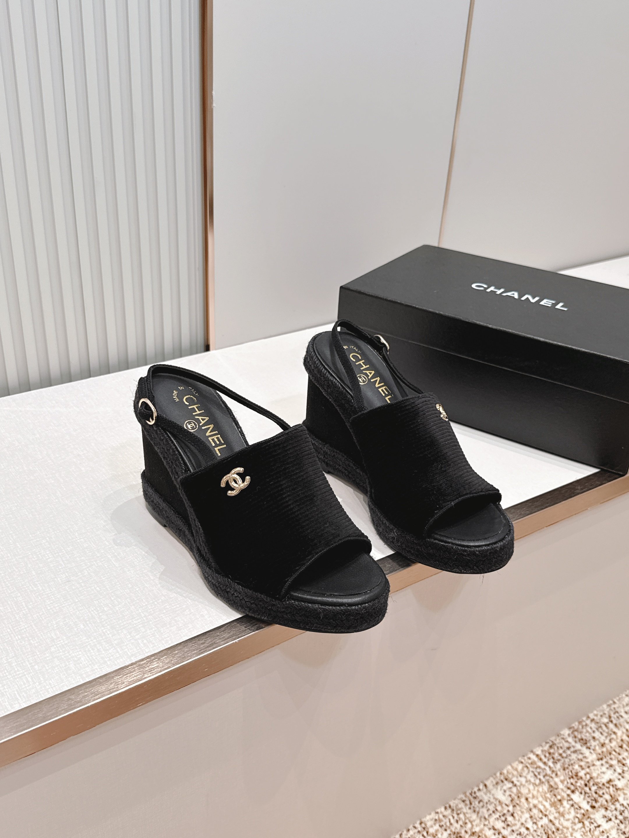 chanel 香奈儿坡跟凉拖，优质皮革+金属双C标志，品牌感满满✨。编织坡跟设计，增高又舒适，日常或度假