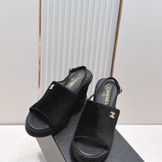 chanel 香奈儿坡跟凉拖,优质皮革+金属双C标志,品牌感满满✨。编织坡跟设计,增高又舒适,日常或度假 chanel 香奈儿坡跟凉拖,优质皮革+金属双C标志,品牌感满满✨。编织坡跟设计,增高又舒适,日常或度假