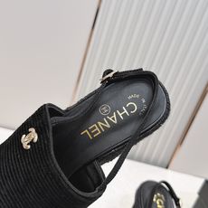 chanel 香奈儿坡跟凉拖,优质皮革+金属双C标志,品牌感满满✨。编织坡跟设计,增高又舒适,日常或度假 chanel 香奈儿坡跟凉拖,优质皮革+金属双C标志,品牌感满满✨。编织坡跟设计,增高又舒适,日常或度假