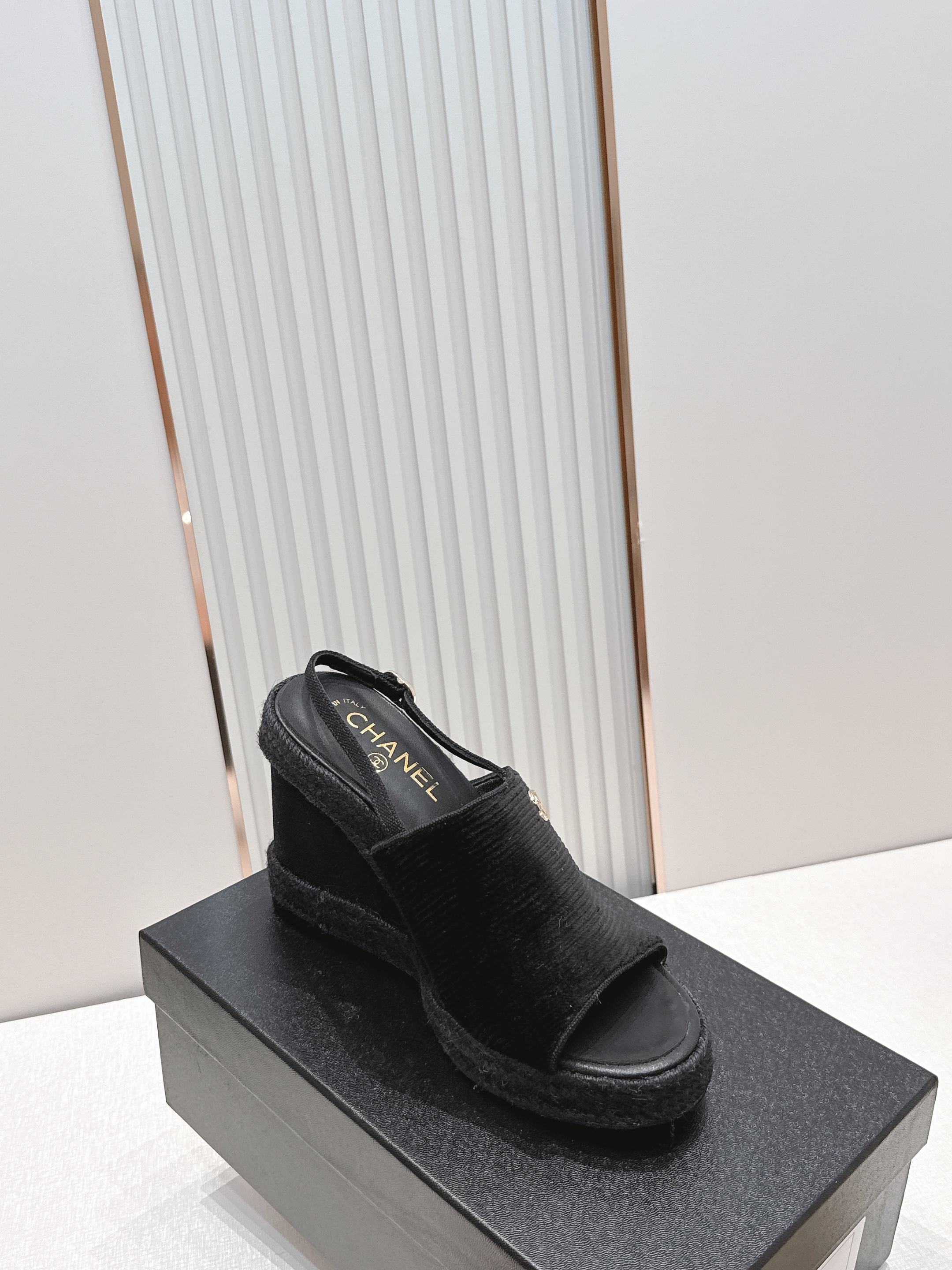 chanel 香奈儿坡跟凉拖,优质皮革+金属双C标志,品牌感满满✨。编织坡跟设计,增高又舒适,日常或度假 chanel 香奈儿坡跟凉拖,优质皮革+金属双C标志,品牌感满满✨。编织坡跟设计,增高又舒适,日常或度假