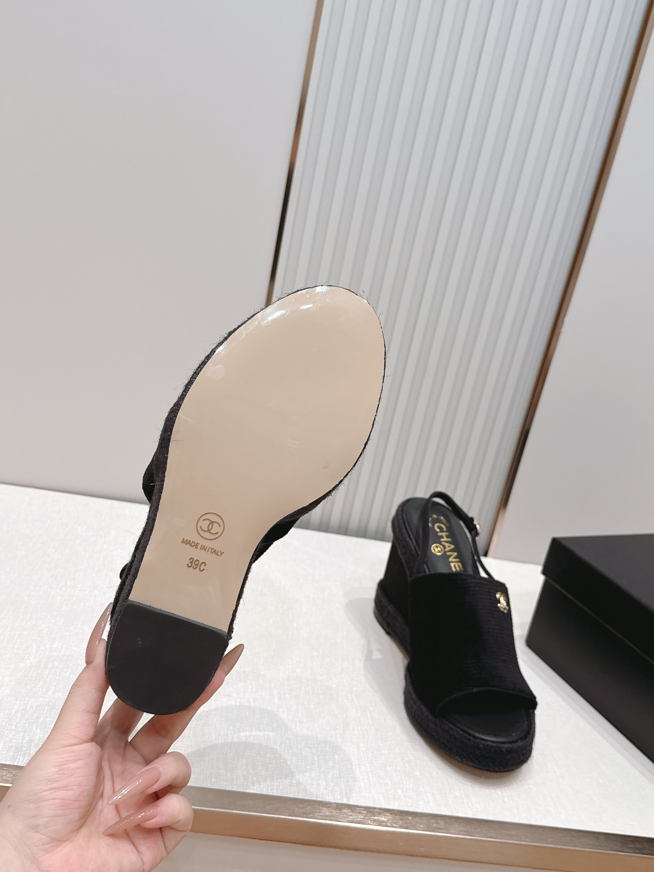 chanel 香奈儿坡跟凉拖,优质皮革+金属双C标志,品牌感满满✨。编织坡跟设计,增高又舒适,日常或度假 chanel 香奈儿坡跟凉拖,优质皮革+金属双C标志,品牌感满满✨。编织坡跟设计,增高又舒适,日常或度假