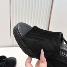 chanel 香奈儿坡跟凉拖,优质皮革+金属双C标志,品牌感满满✨。编织坡跟设计,增高又舒适,日常或度假 chanel 香奈儿坡跟凉拖,优质皮革+金属双C标志,品牌感满满✨。编织坡跟设计,增高又舒适,日常或度假