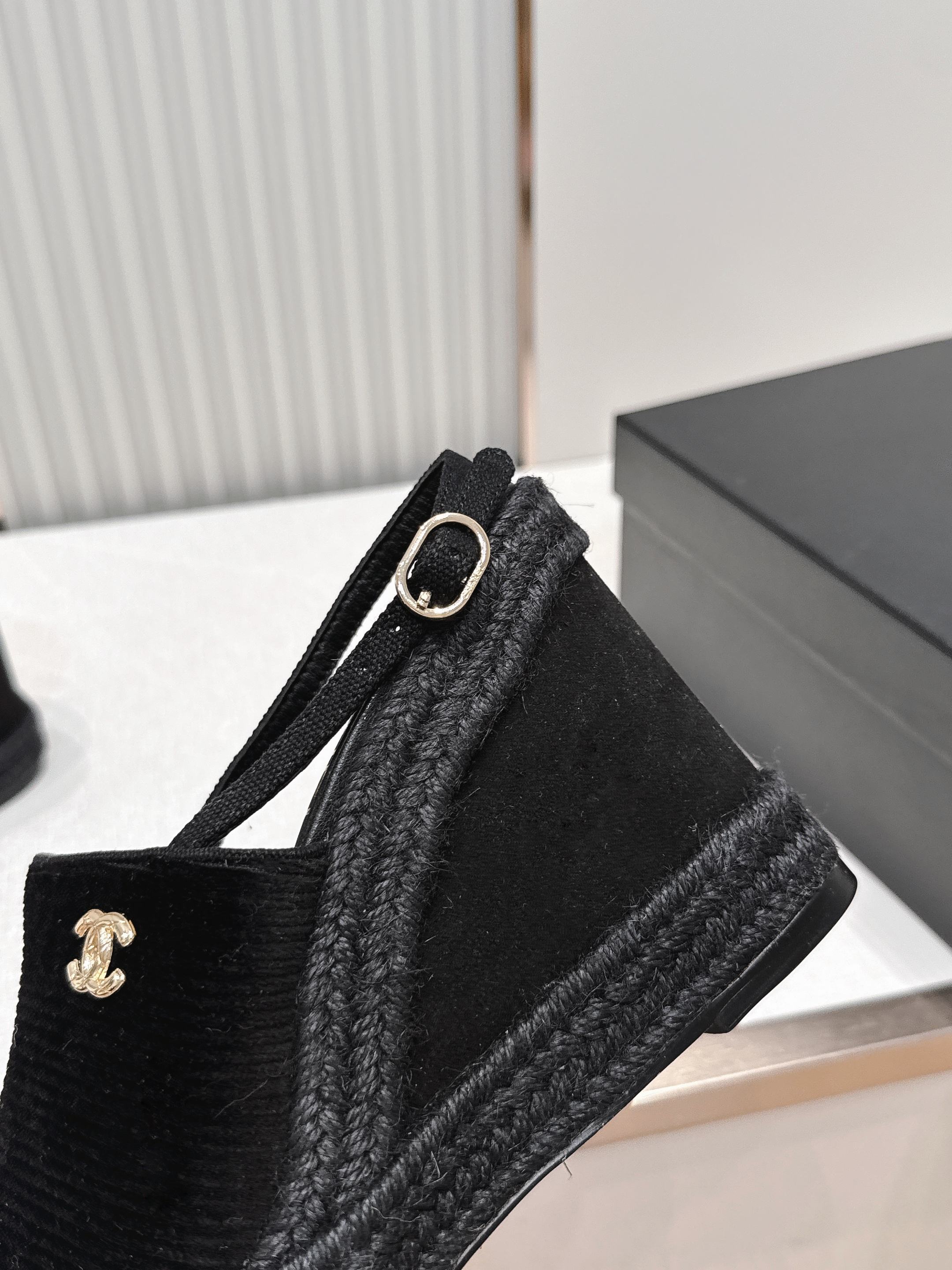 chanel 香奈儿坡跟凉拖,优质皮革+金属双C标志,品牌感满满✨。编织坡跟设计,增高又舒适,日常或度假 chanel 香奈儿坡跟凉拖,优质皮革+金属双C标志,品牌感满满✨。编织坡跟设计,增高又舒适,日常或度假