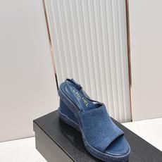 chanel 香奈儿坡跟凉拖,优质皮革+金属双C标志,品牌感满满✨。编织坡跟设计,增高又舒适,日常或度假 chanel 香奈儿坡跟凉拖,优质皮革+金属双C标志,品牌感满满✨。编织坡跟设计,增高又舒适,日常或度假