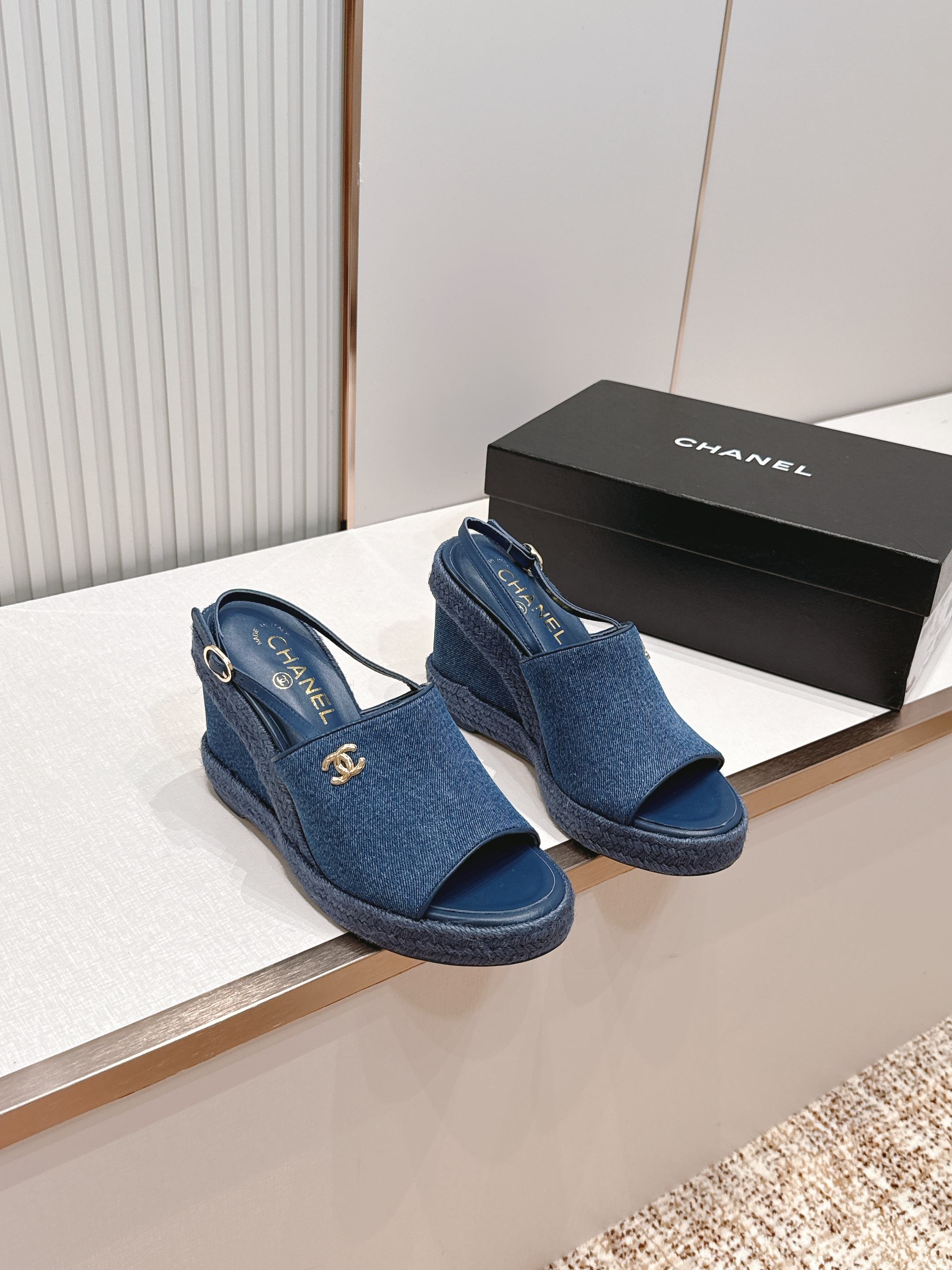 chanel 香奈儿坡跟凉拖，优质皮革+金属双C标志，品牌感满满✨。编织坡跟设计，增高又舒适，日常或度假