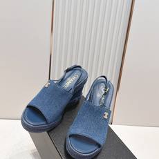 chanel 香奈儿坡跟凉拖,优质皮革+金属双C标志,品牌感满满✨。编织坡跟设计,增高又舒适,日常或度假 chanel 香奈儿坡跟凉拖,优质皮革+金属双C标志,品牌感满满✨。编织坡跟设计,增高又舒适,日常或度假
