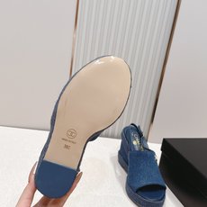 chanel 香奈儿坡跟凉拖,优质皮革+金属双C标志,品牌感满满✨。编织坡跟设计,增高又舒适,日常或度假 chanel 香奈儿坡跟凉拖,优质皮革+金属双C标志,品牌感满满✨。编织坡跟设计,增高又舒适,日常或度假