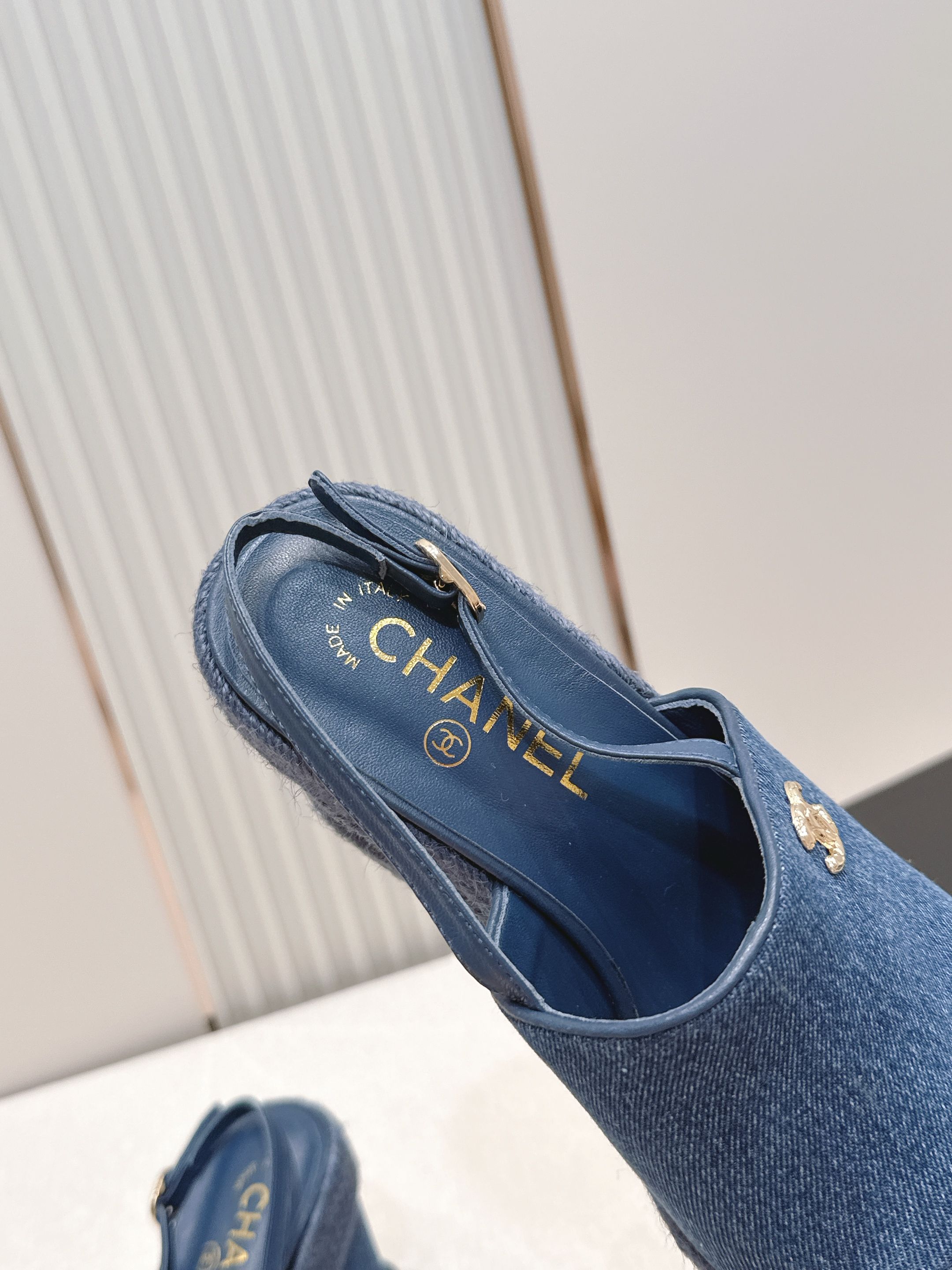 chanel 香奈儿坡跟凉拖,优质皮革+金属双C标志,品牌感满满✨。编织坡跟设计,增高又舒适,日常或度假 chanel 香奈儿坡跟凉拖,优质皮革+金属双C标志,品牌感满满✨。编织坡跟设计,增高又舒适,日常或度假