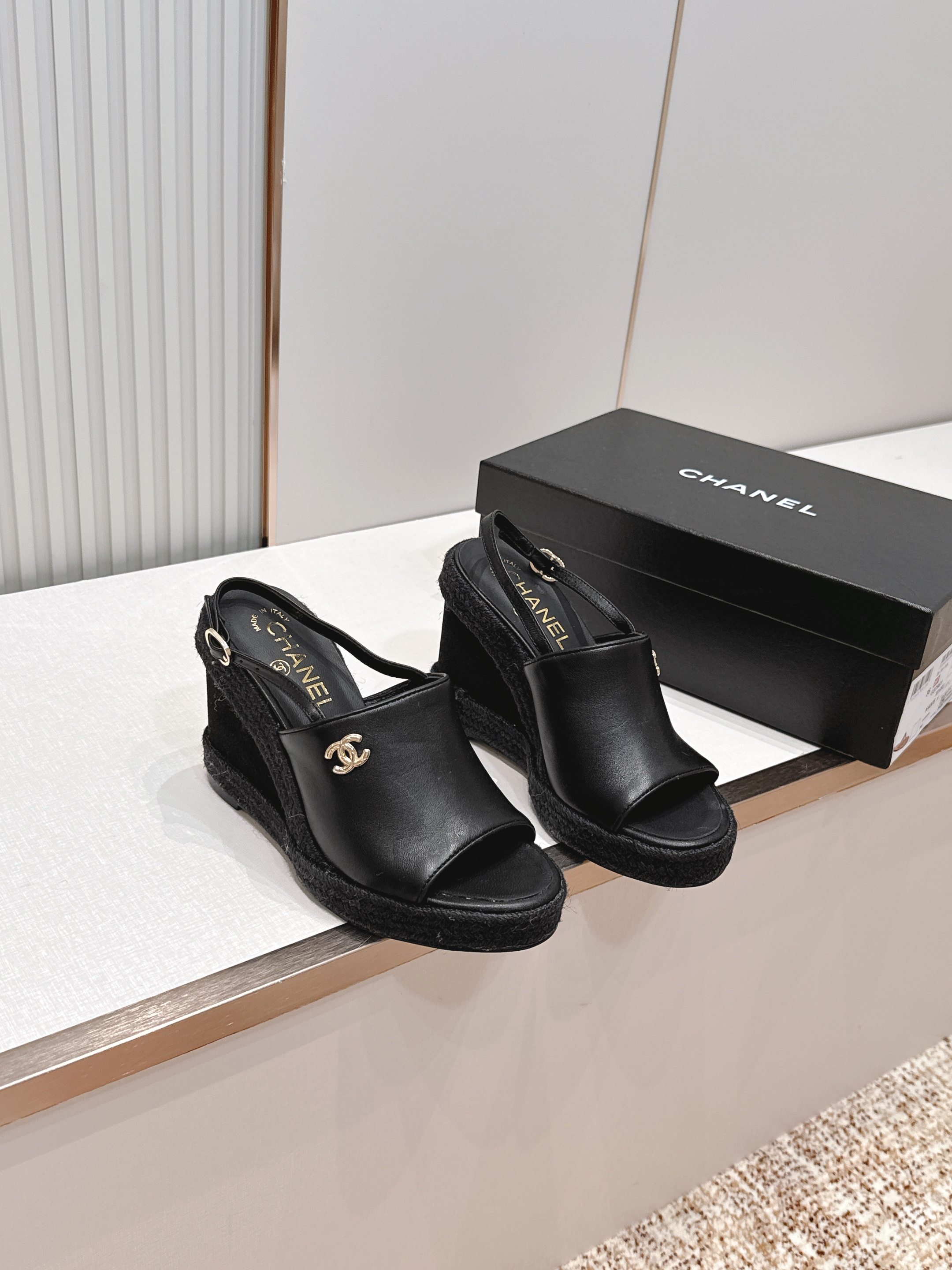 chanel 香奈儿坡跟凉拖，优质皮革+金属双C标志，品牌感满满✨。编织坡跟设计，增高又舒适，日常或度假