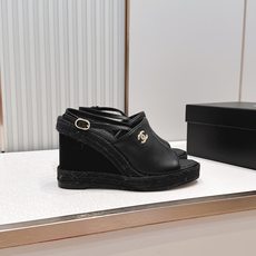 chanel 香奈儿坡跟凉拖,优质皮革+金属双C标志,品牌感满满✨。编织坡跟设计,增高又舒适,日常或度假 chanel 香奈儿坡跟凉拖,优质皮革+金属双C标志,品牌感满满✨。编织坡跟设计,增高又舒适,日常或度假