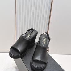chanel 香奈儿坡跟凉拖,优质皮革+金属双C标志,品牌感满满✨。编织坡跟设计,增高又舒适,日常或度假 chanel 香奈儿坡跟凉拖,优质皮革+金属双C标志,品牌感满满✨。编织坡跟设计,增高又舒适,日常或度假