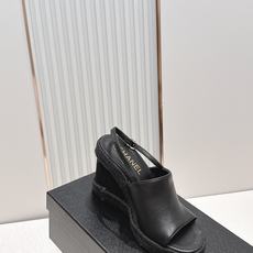 chanel 香奈儿坡跟凉拖,优质皮革+金属双C标志,品牌感满满✨。编织坡跟设计,增高又舒适,日常或度假 chanel 香奈儿坡跟凉拖,优质皮革+金属双C标志,品牌感满满✨。编织坡跟设计,增高又舒适,日常或度假