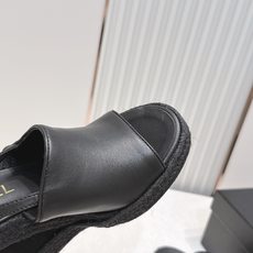 chanel 香奈儿坡跟凉拖,优质皮革+金属双C标志,品牌感满满✨。编织坡跟设计,增高又舒适,日常或度假 chanel 香奈儿坡跟凉拖,优质皮革+金属双C标志,品牌感满满✨。编织坡跟设计,增高又舒适,日常或度假
