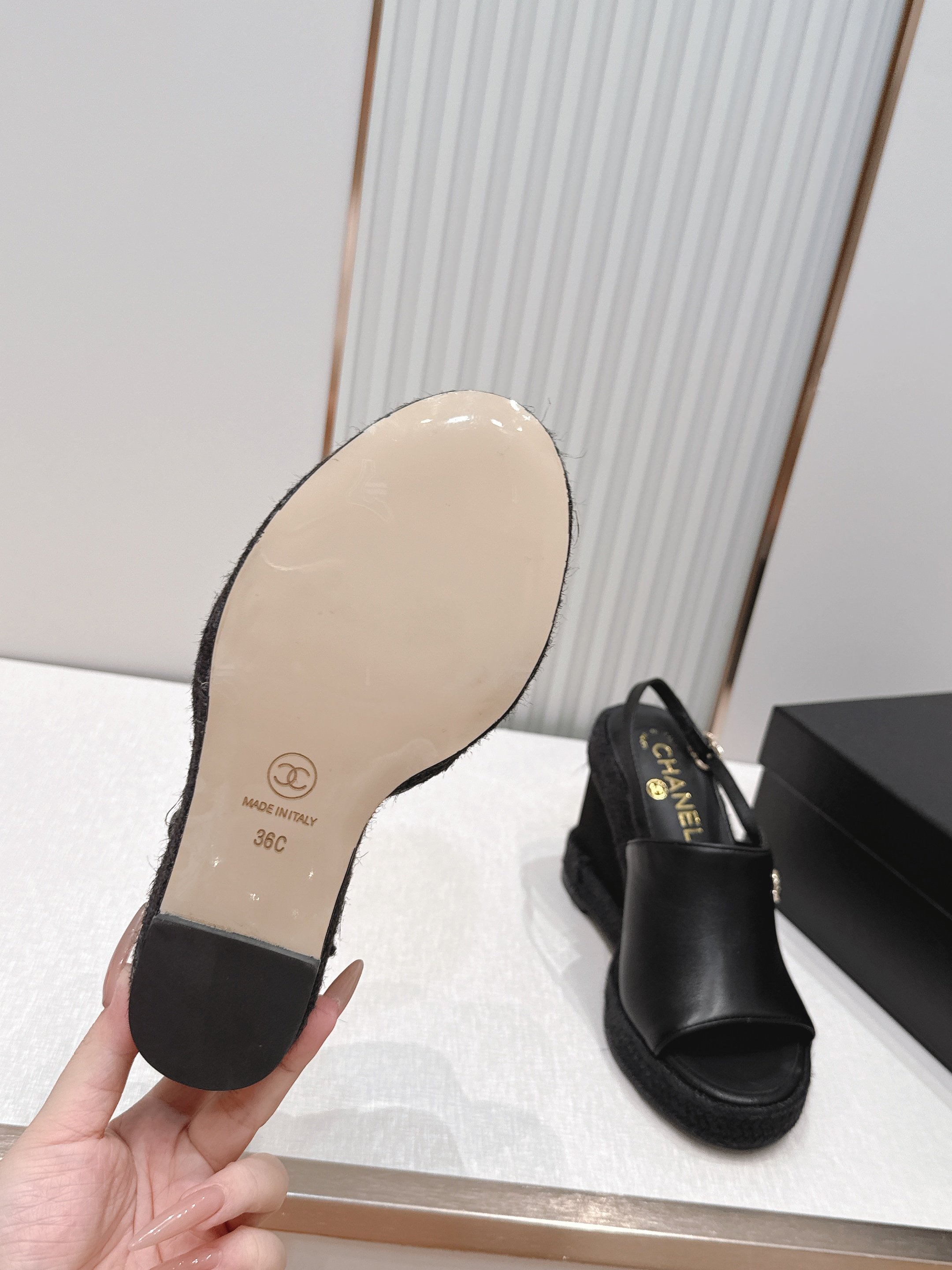 chanel 香奈儿坡跟凉拖,优质皮革+金属双C标志,品牌感满满✨。编织坡跟设计,增高又舒适,日常或度假 chanel 香奈儿坡跟凉拖,优质皮革+金属双C标志,品牌感满满✨。编织坡跟设计,增高又舒适,日常或度假