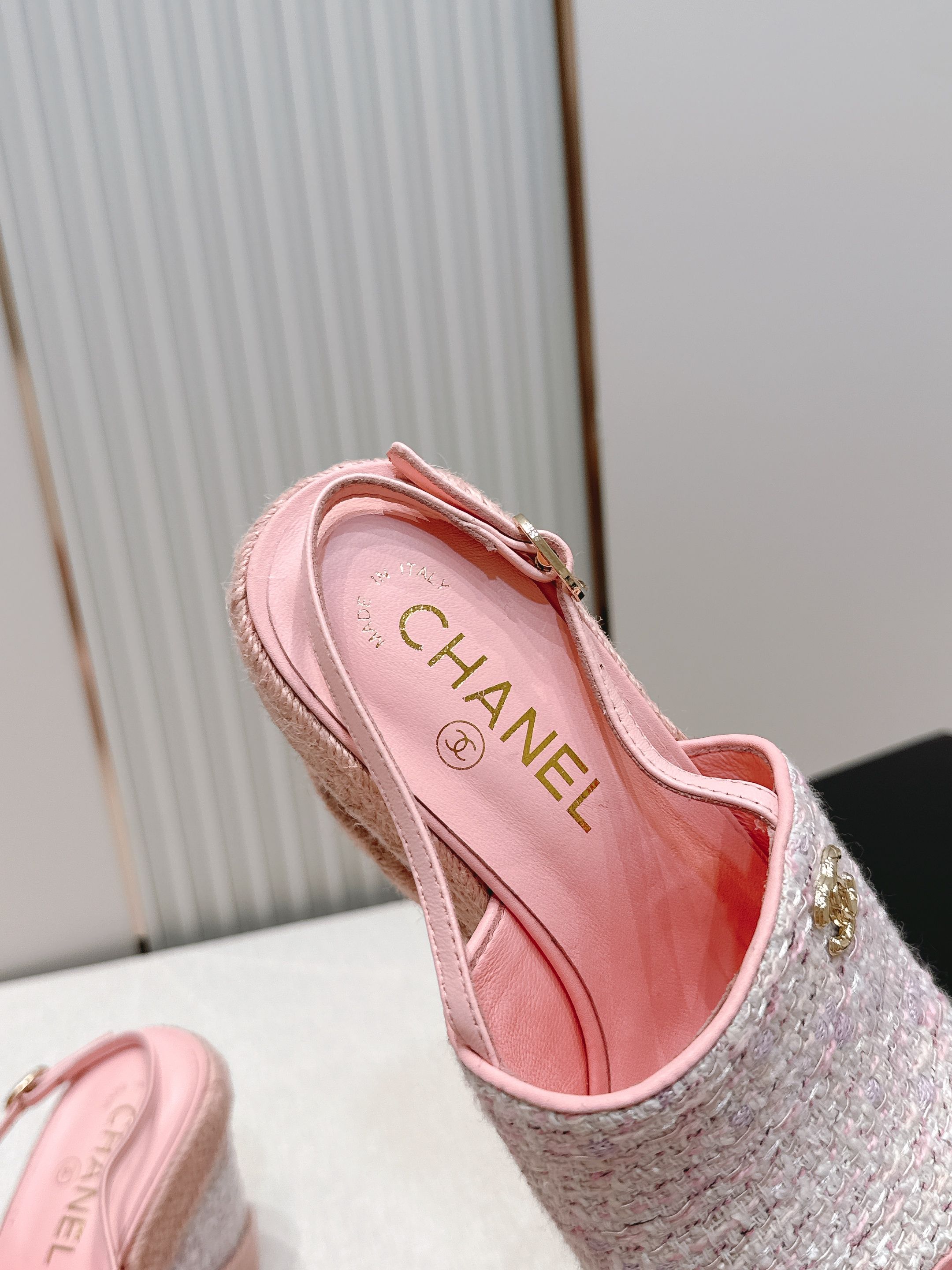chanel 香奈儿坡跟凉拖，优质皮革+金属双C标志，品牌感满满✨。编织坡跟设计，增高又舒适，日常或度假