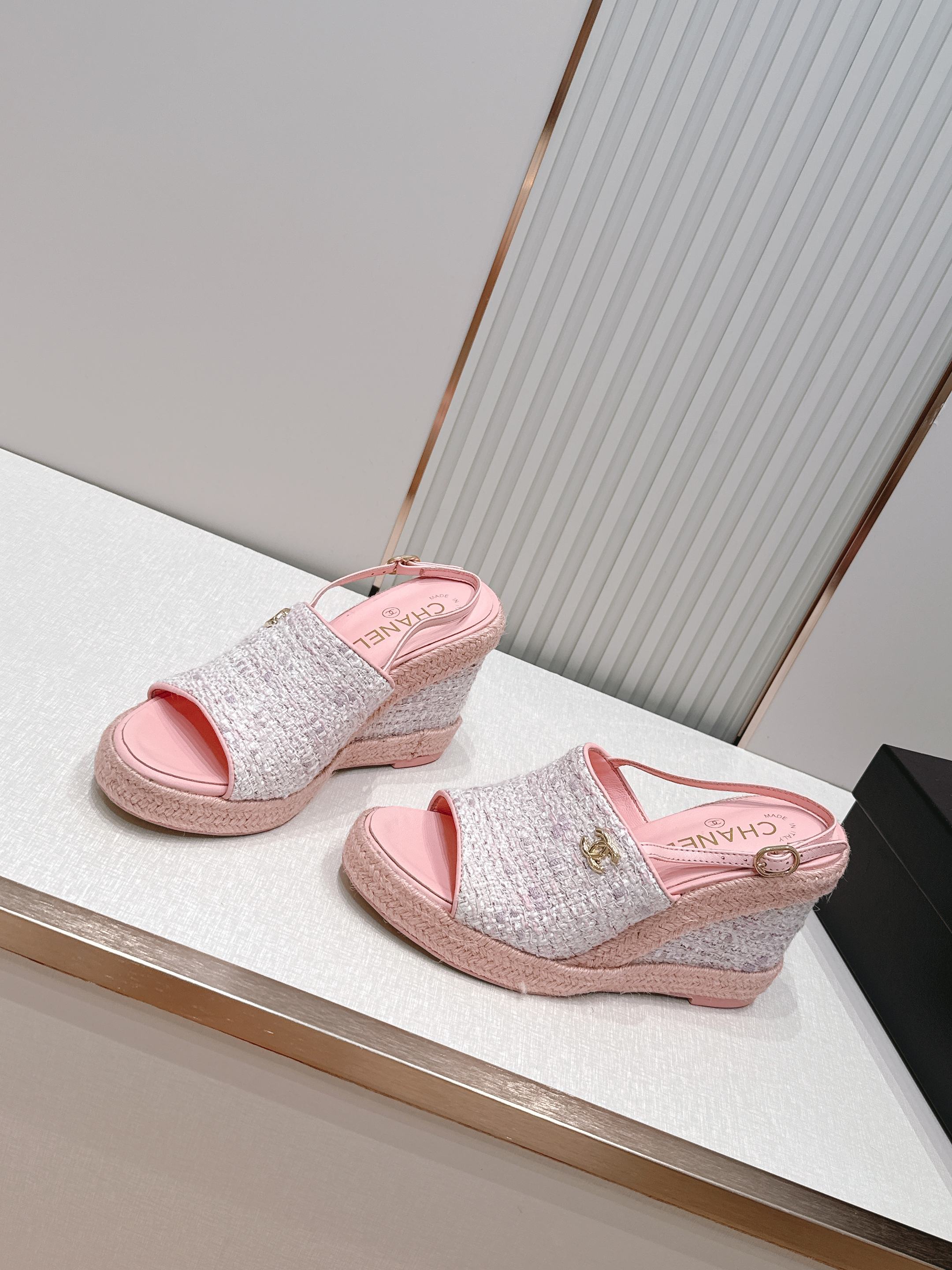 chanel 香奈儿坡跟凉拖，优质皮革+金属双C标志，品牌感满满✨。编织坡跟设计，增高又舒适，日常或度假