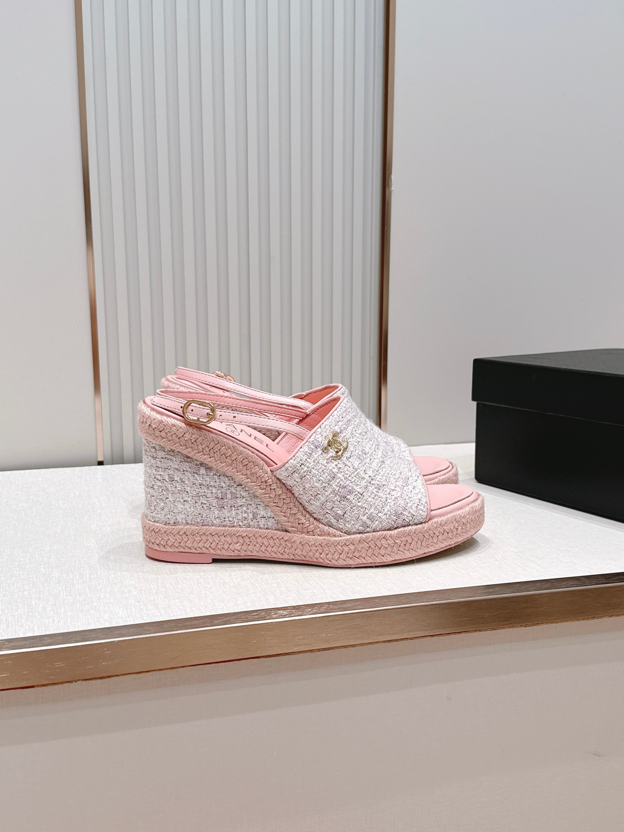 chanel 香奈儿坡跟凉拖，优质皮革+金属双C标志，品牌感满满✨。编织坡跟设计，增高又舒适，日常或度假