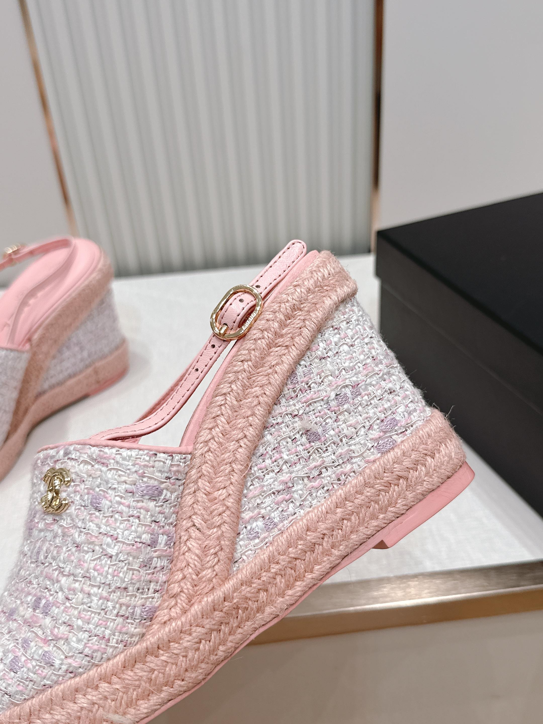chanel 香奈儿坡跟凉拖，优质皮革+金属双C标志，品牌感满满✨。编织坡跟设计，增高又舒适，日常或度假