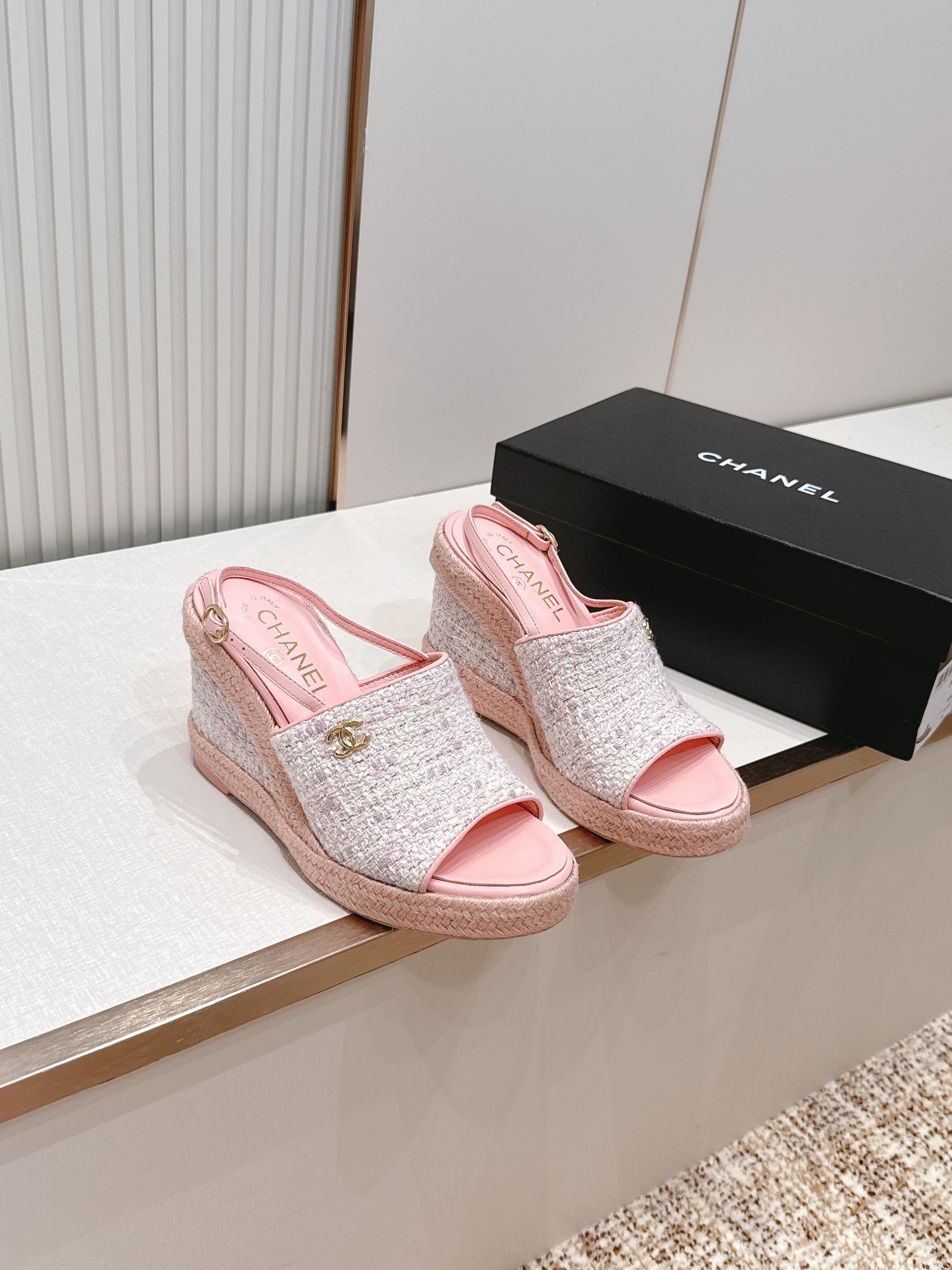 chanel 香奈儿坡跟凉拖，优质皮革+金属双C标志，品牌感满满✨。编织坡跟设计，增高又舒适，日常或度假