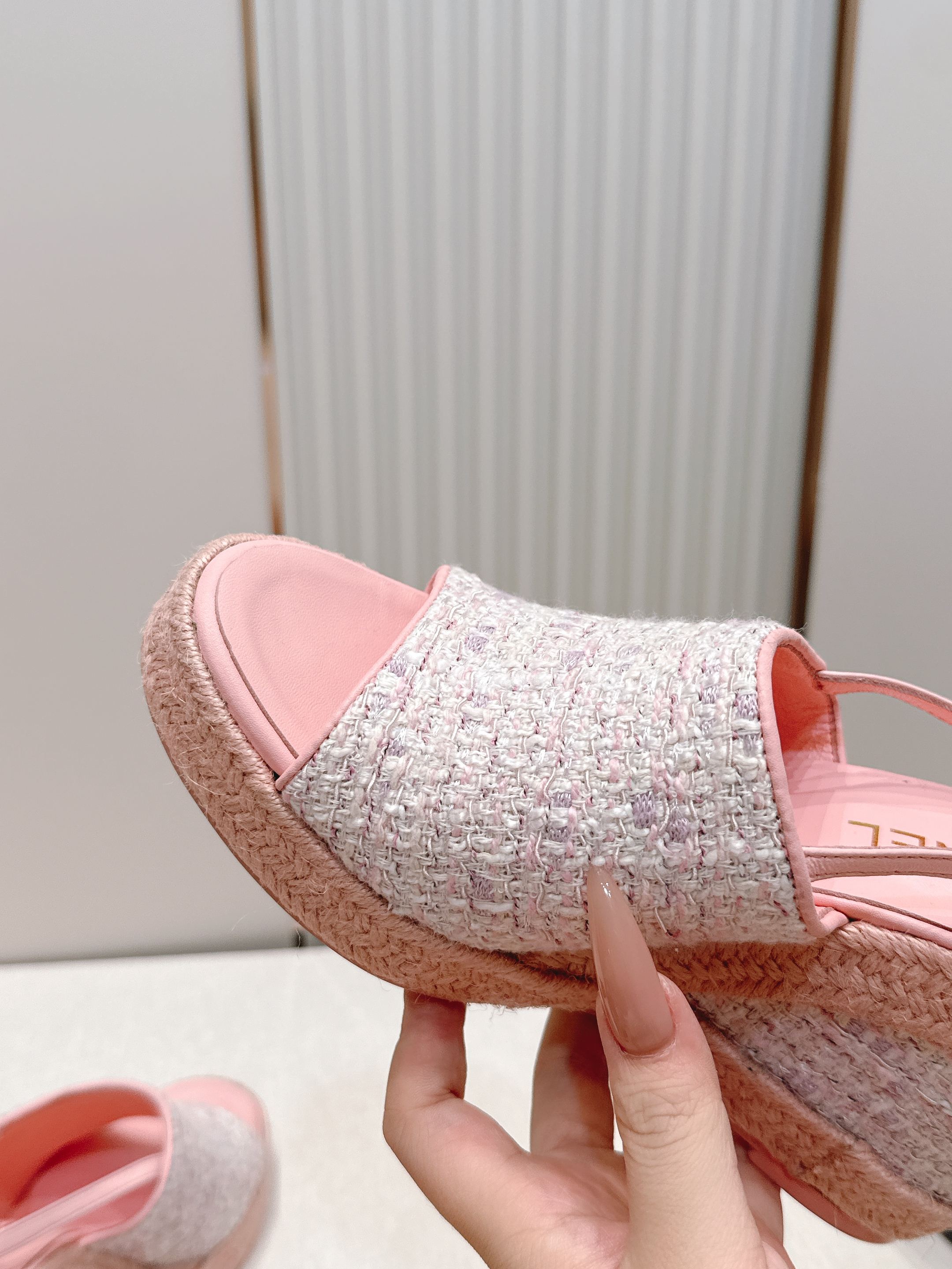 chanel 香奈儿坡跟凉拖，优质皮革+金属双C标志，品牌感满满✨。编织坡跟设计，增高又舒适，日常或度假