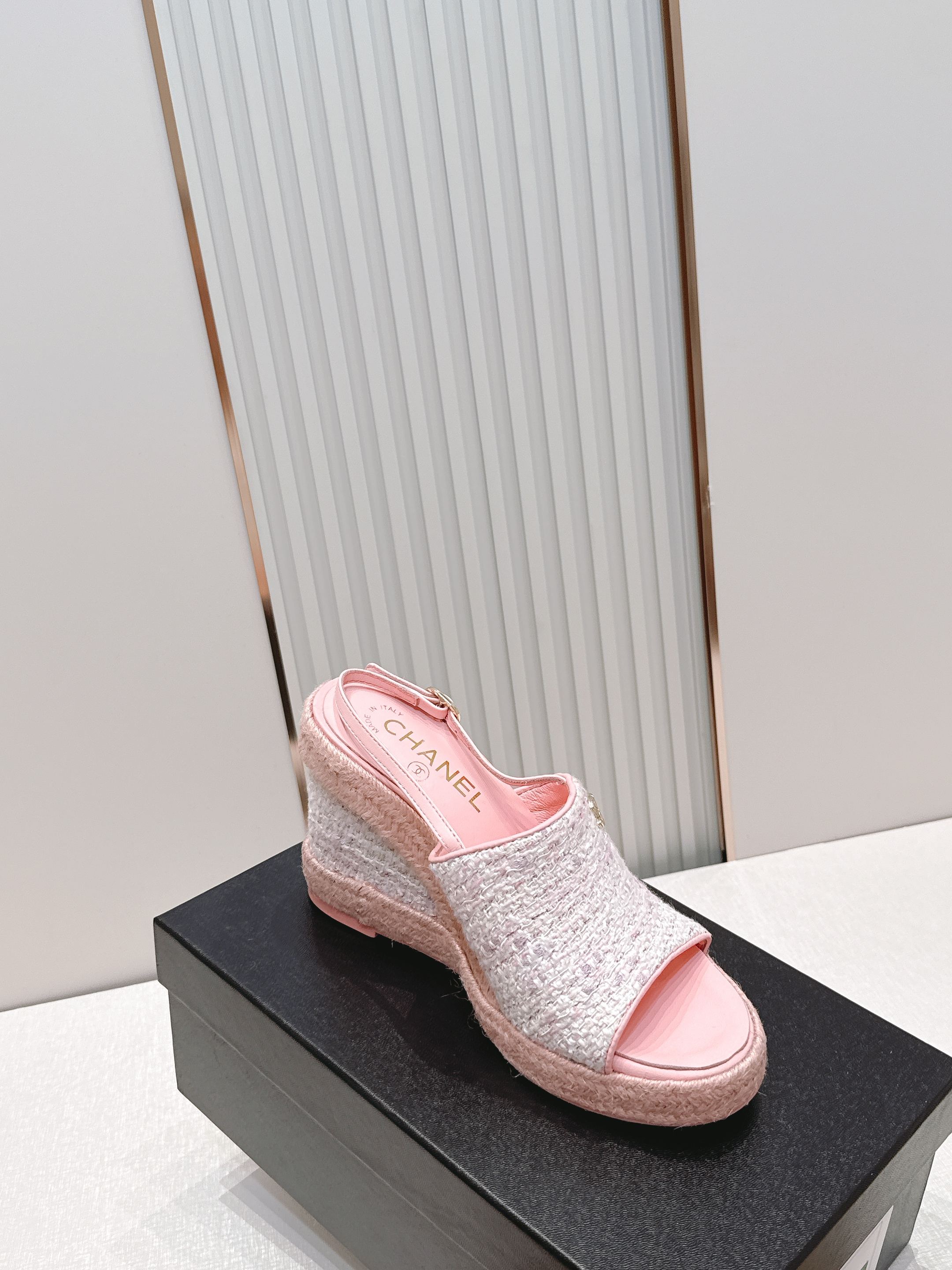 chanel 香奈儿坡跟凉拖，优质皮革+金属双C标志，品牌感满满✨。编织坡跟设计，增高又舒适，日常或度假