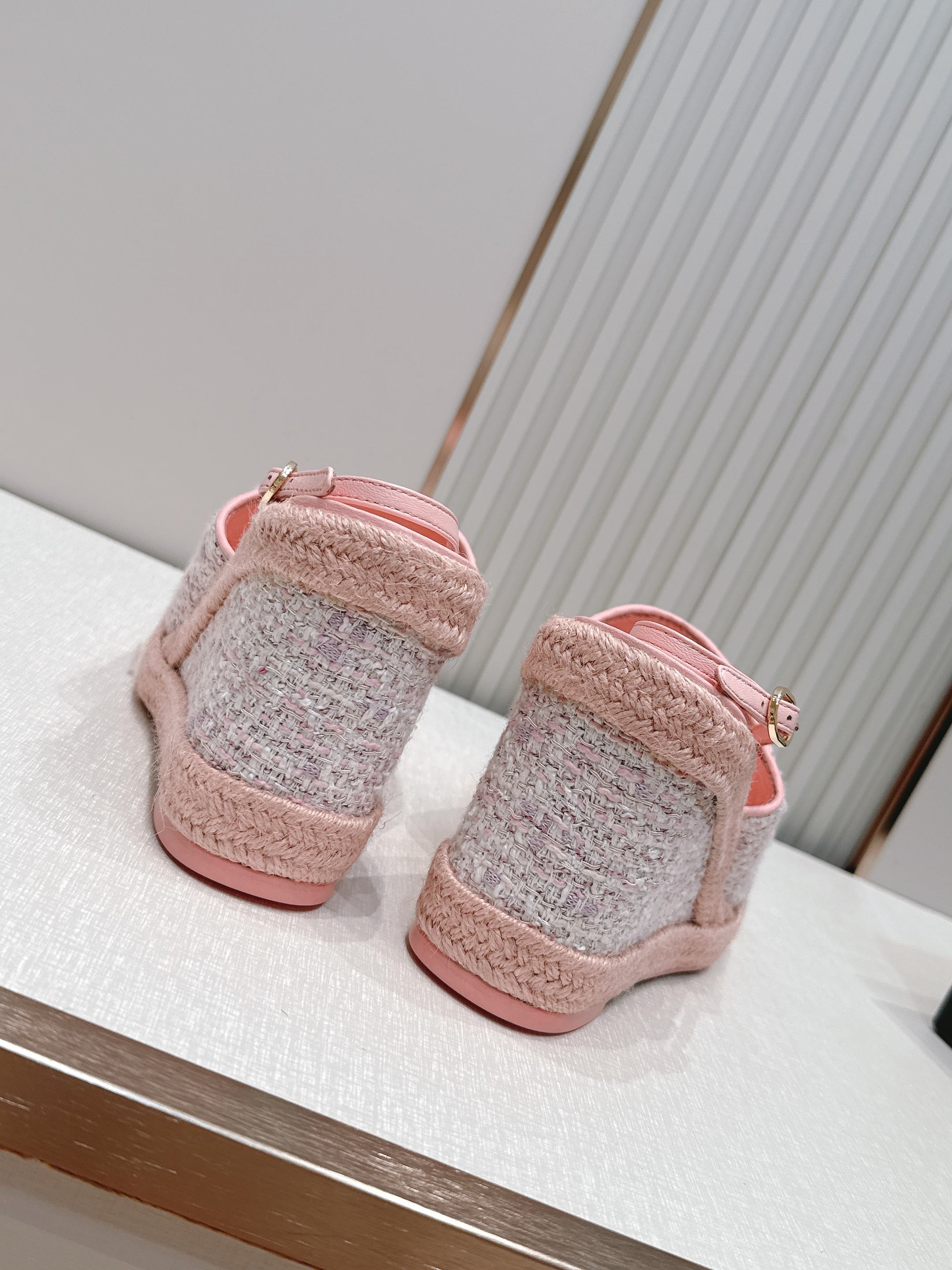 chanel 香奈儿坡跟凉拖，优质皮革+金属双C标志，品牌感满满✨。编织坡跟设计，增高又舒适，日常或度假