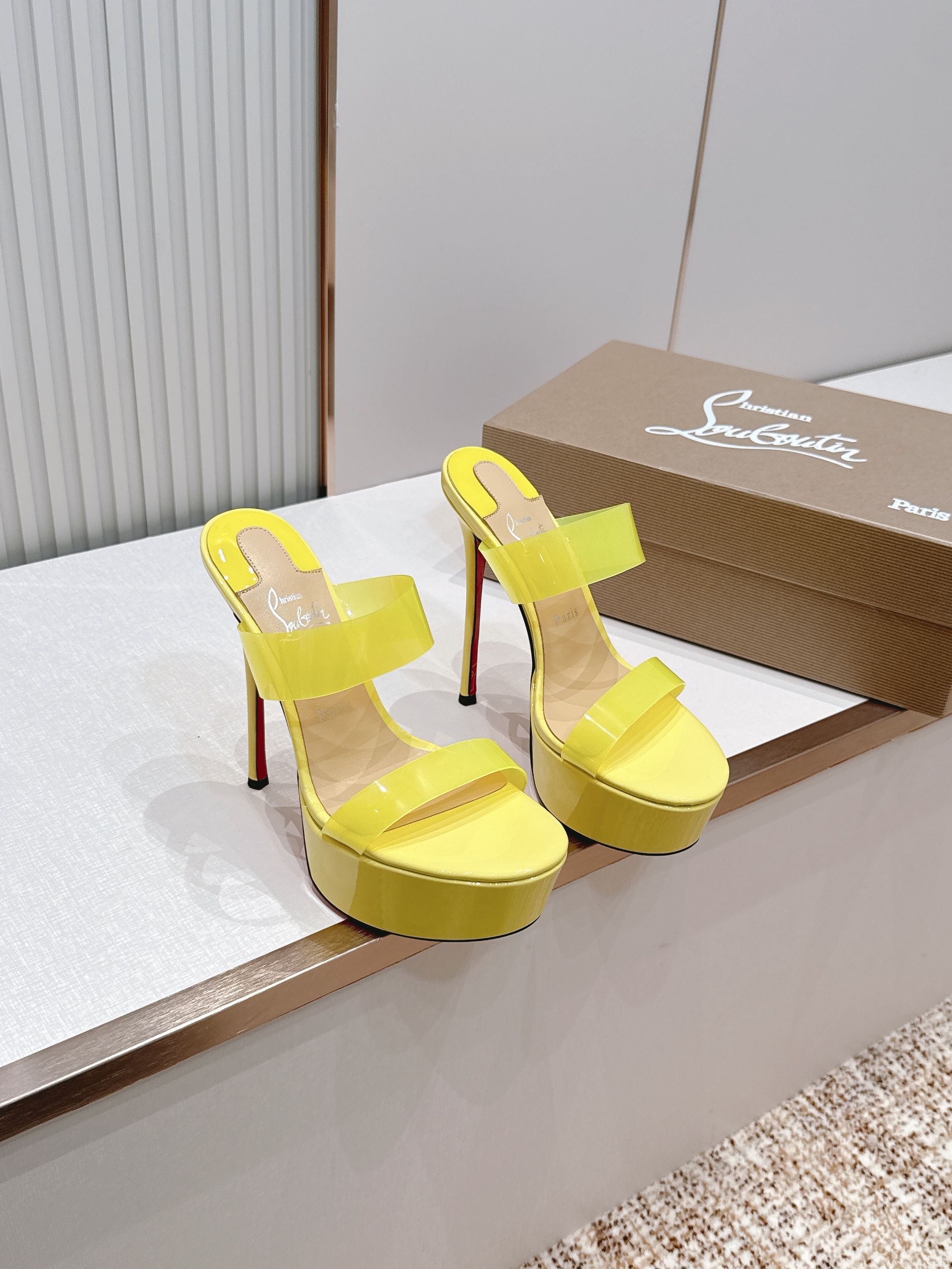 Christian louboutin26s夏季新款时装凉鞋 圆头水台高跟凉拖原单品质 🍃原汁原味的欧式