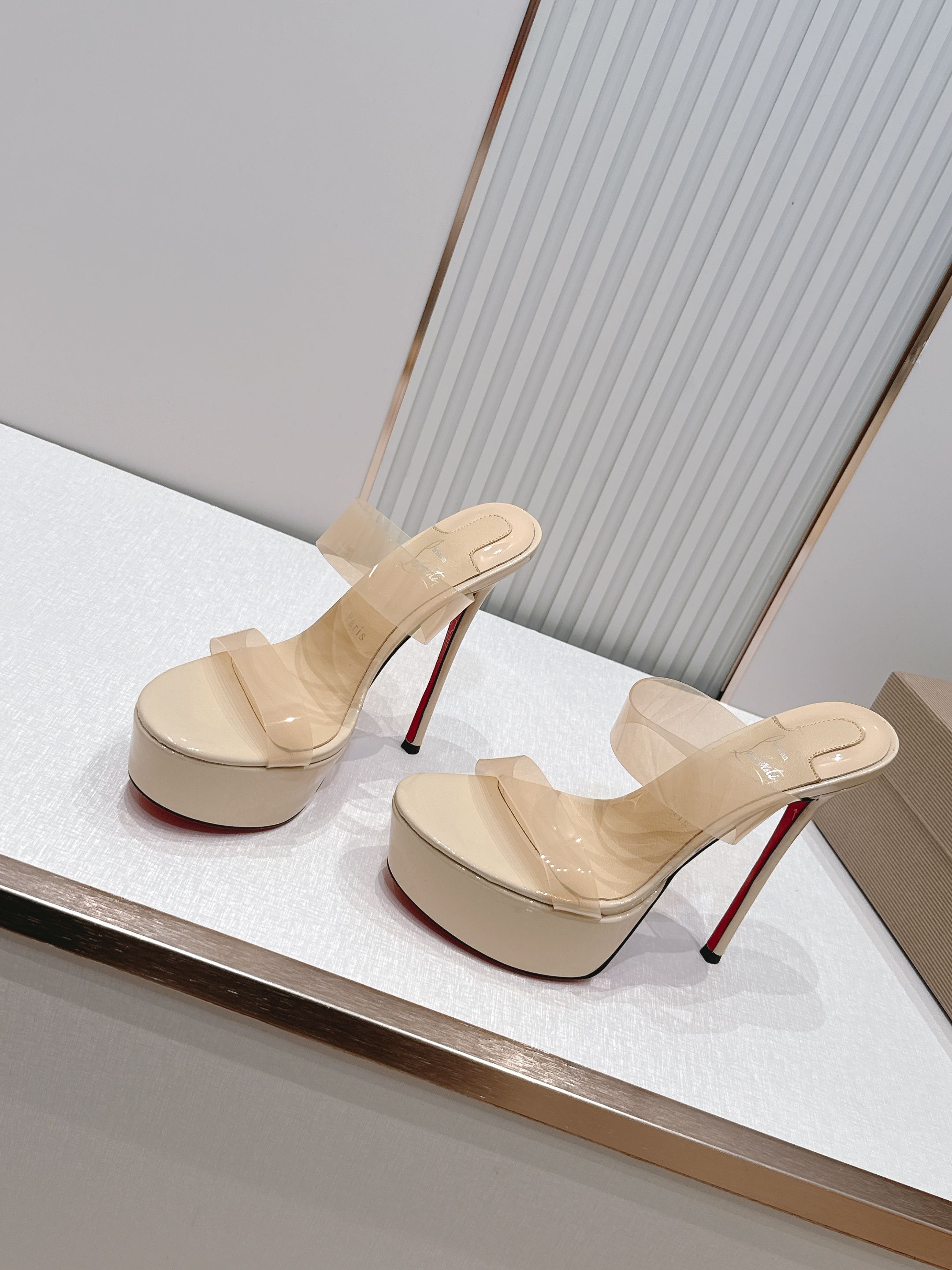 Christian louboutin26s夏季新款时装凉鞋 圆头水台高跟凉拖原单品质 🍃原汁原味的欧式 Christian louboutin26s夏季新款时装凉鞋 圆头水台高跟凉拖原单品质 🍃原汁原味的欧式