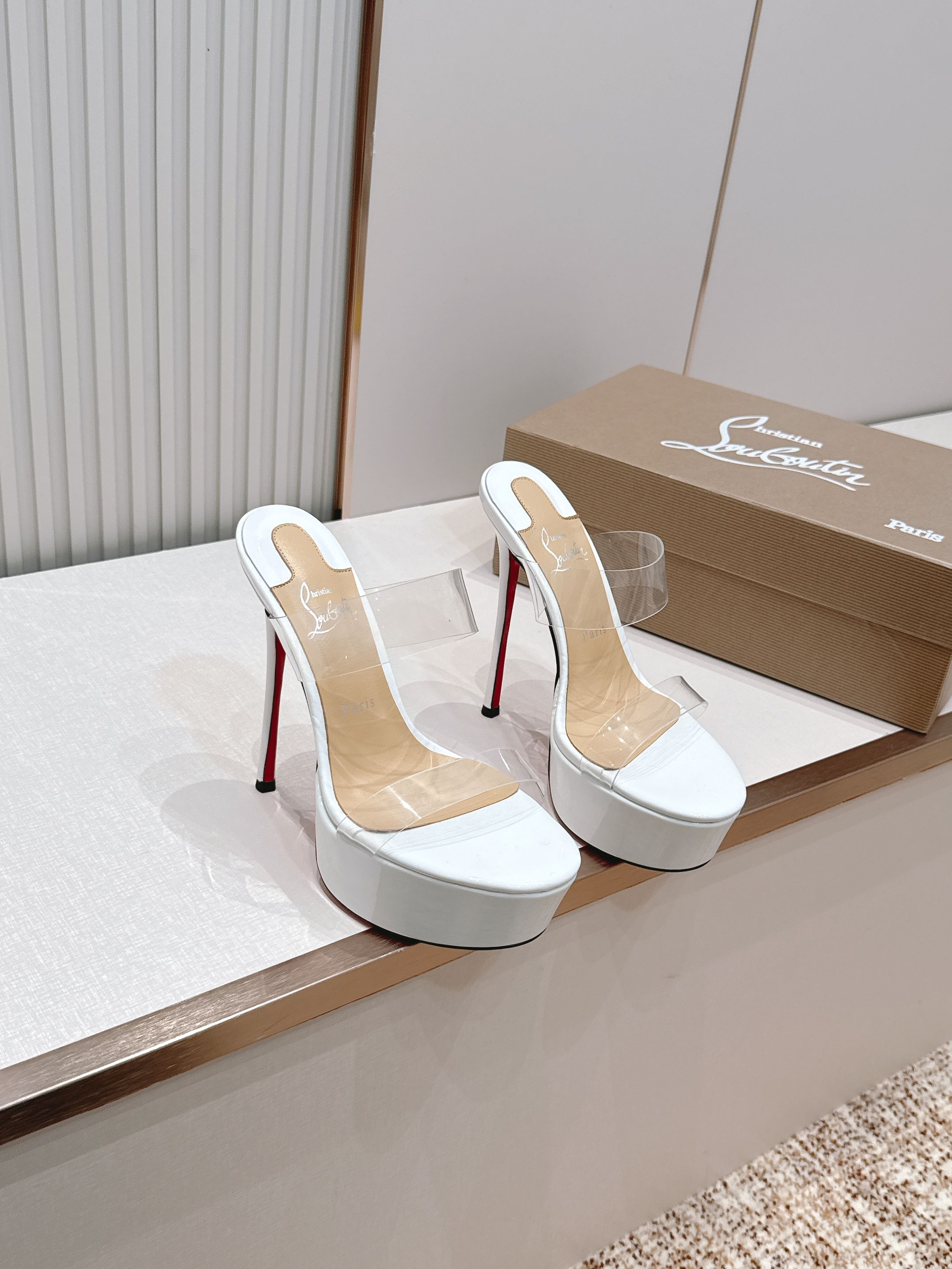 Christian louboutin26s夏季新款时装凉鞋 圆头水台高跟凉拖原单品质 🍃原汁原味的欧式