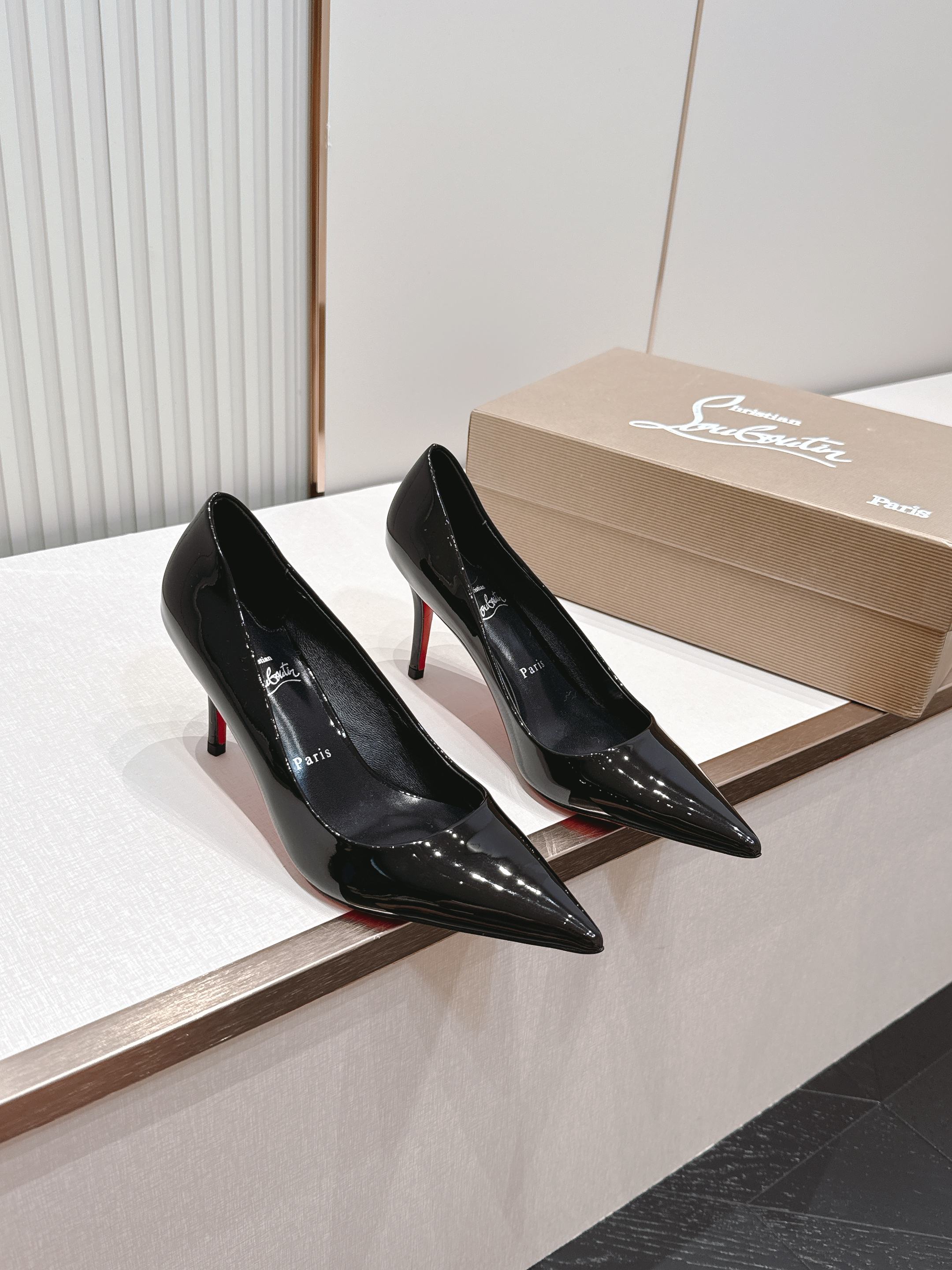 代购级Christian Louboutin 26/So Kate系列尖头细高跟鞋这是Christian