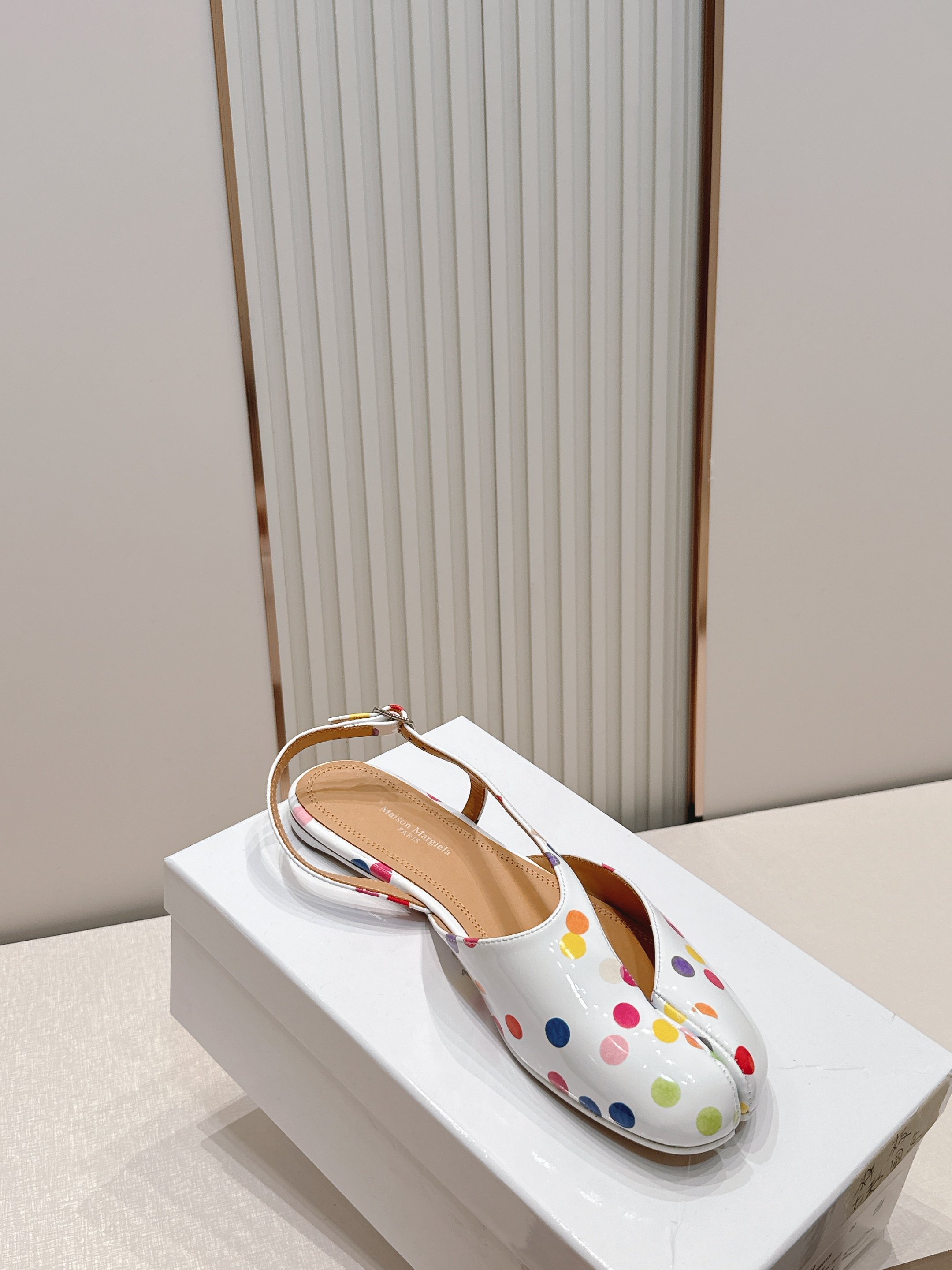Maison Margiela MM6 马吉拉新款分趾芭蕾低跟凉鞋设计上完美踩中了先锋美学的审美点，标志