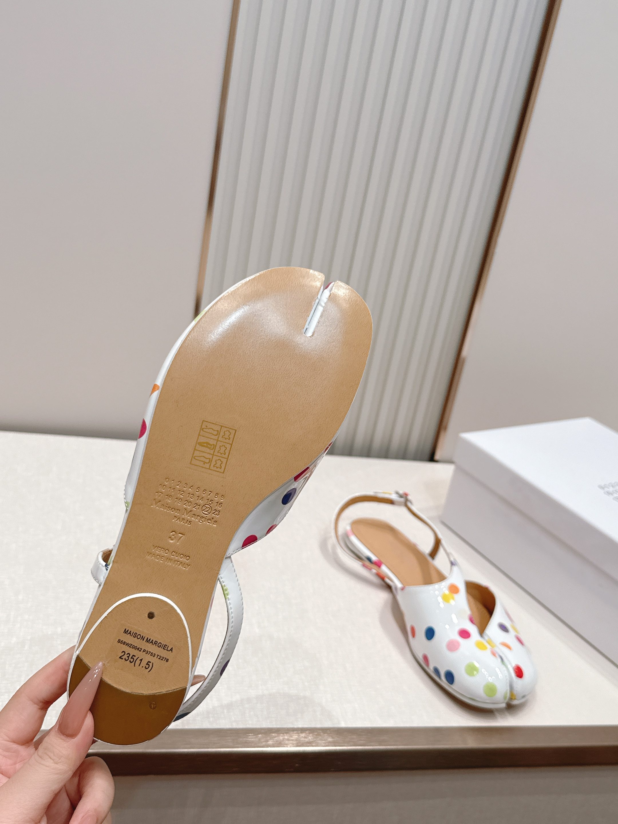 Maison Margiela MM6 马吉拉新款分趾芭蕾低跟凉鞋设计上完美踩中了先锋美学的审美点，标志