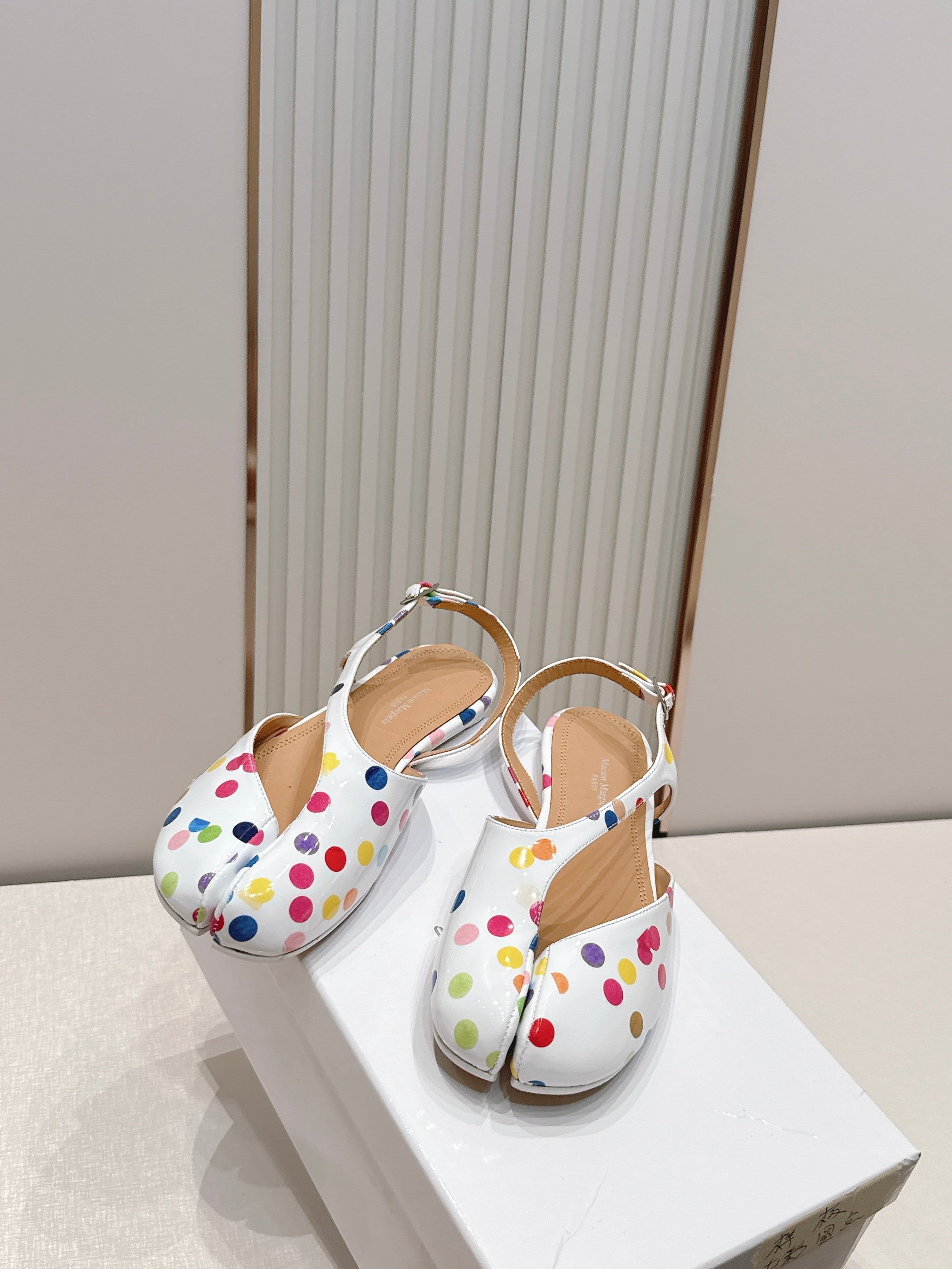 Maison Margiela MM6 马吉拉新款分趾芭蕾低跟凉鞋设计上完美踩中了先锋美学的审美点，标志