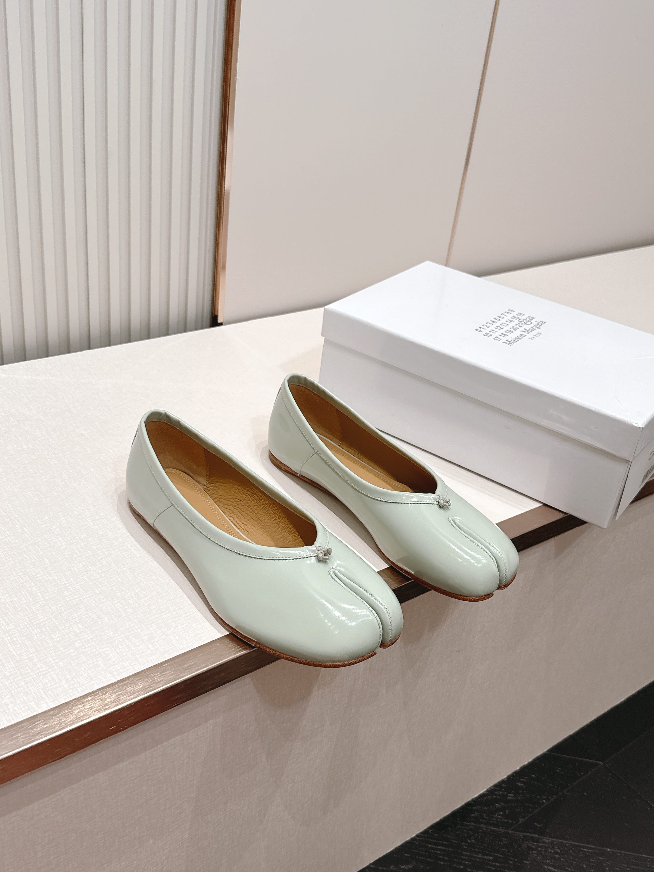 Maison Margiela MM6 马吉拉新款分趾芭蕾低跟单鞋设计上完美踩中了先锋美学的审美点，标志