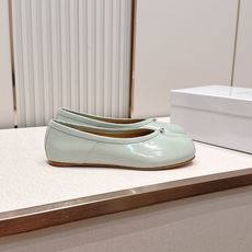 Maison Margiela MM6 马吉拉新款分趾芭蕾低跟单鞋设计上完美踩中了先锋美学的审美点,标志 Maison Margiela MM6 马吉拉新款分趾芭蕾低跟单鞋设计上完美踩中了先锋美学的审美点,标志