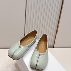 Maison Margiela MM6 马吉拉新款分趾芭蕾低跟单鞋设计上完美踩中了先锋美学的审美点,标志 Maison Margiela MM6 马吉拉新款分趾芭蕾低跟单鞋设计上完美踩中了先锋美学的审美点,标志