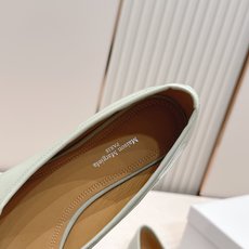 Maison Margiela MM6 马吉拉新款分趾芭蕾低跟单鞋设计上完美踩中了先锋美学的审美点,标志 Maison Margiela MM6 马吉拉新款分趾芭蕾低跟单鞋设计上完美踩中了先锋美学的审美点,标志