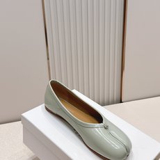 Maison Margiela MM6 马吉拉新款分趾芭蕾低跟单鞋设计上完美踩中了先锋美学的审美点,标志 Maison Margiela MM6 马吉拉新款分趾芭蕾低跟单鞋设计上完美踩中了先锋美学的审美点,标志