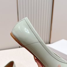 Maison Margiela MM6 马吉拉新款分趾芭蕾低跟单鞋设计上完美踩中了先锋美学的审美点,标志 Maison Margiela MM6 马吉拉新款分趾芭蕾低跟单鞋设计上完美踩中了先锋美学的审美点,标志