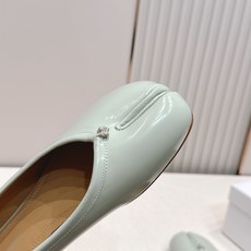 Maison Margiela MM6 马吉拉新款分趾芭蕾低跟单鞋设计上完美踩中了先锋美学的审美点,标志 Maison Margiela MM6 马吉拉新款分趾芭蕾低跟单鞋设计上完美踩中了先锋美学的审美点,标志