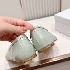 Maison Margiela MM6 马吉拉新款分趾芭蕾低跟单鞋设计上完美踩中了先锋美学的审美点,标志 Maison Margiela MM6 马吉拉新款分趾芭蕾低跟单鞋设计上完美踩中了先锋美学的审美点,标志