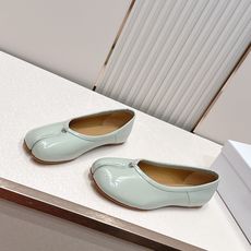 Maison Margiela MM6 马吉拉新款分趾芭蕾低跟单鞋设计上完美踩中了先锋美学的审美点,标志 Maison Margiela MM6 马吉拉新款分趾芭蕾低跟单鞋设计上完美踩中了先锋美学的审美点,标志