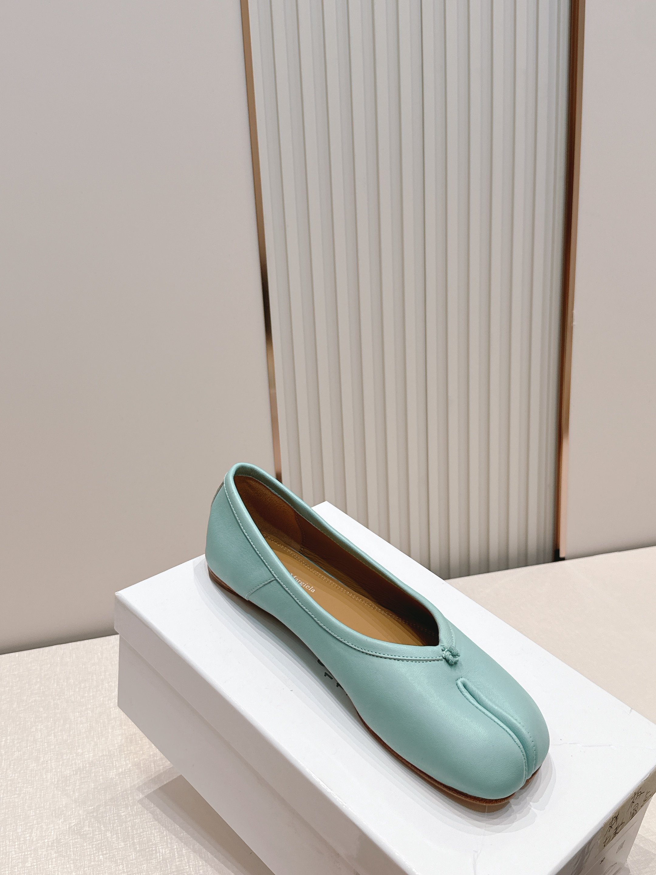 Maison Margiela MM6 马吉拉新款分趾芭蕾低跟单鞋设计上完美踩中了先锋美学的审美点，标志