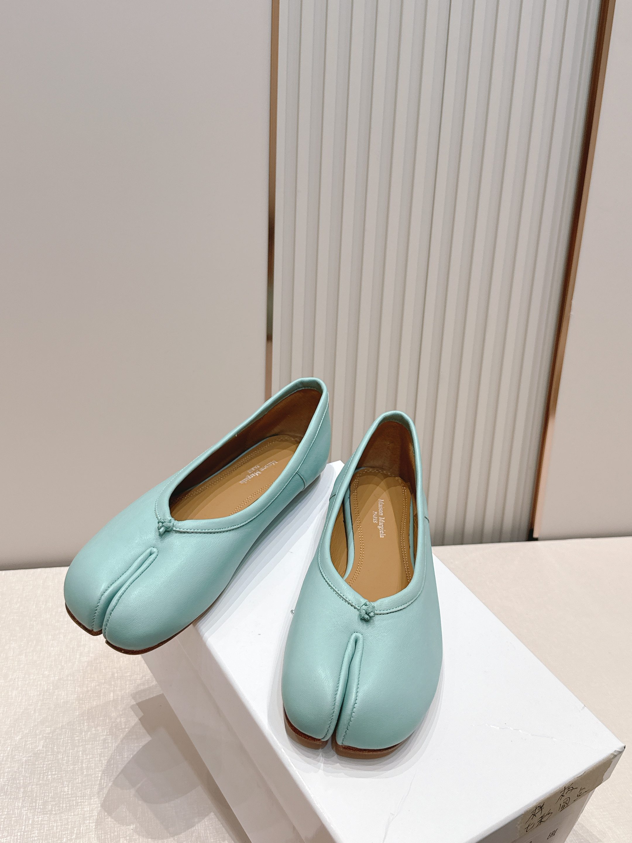 Maison Margiela MM6 马吉拉新款分趾芭蕾低跟单鞋设计上完美踩中了先锋美学的审美点，标志