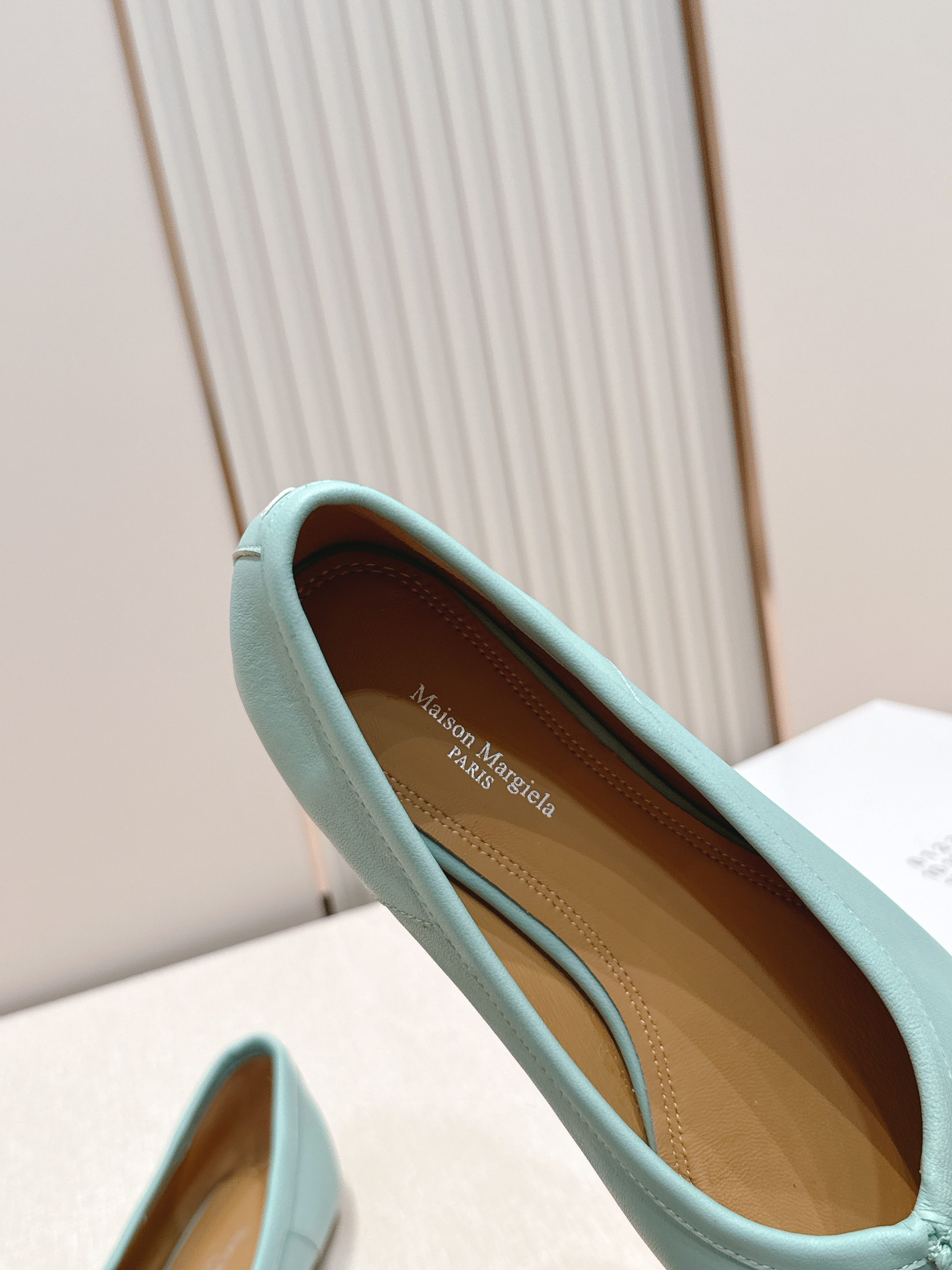 Maison Margiela MM6 马吉拉新款分趾芭蕾低跟单鞋设计上完美踩中了先锋美学的审美点，标志